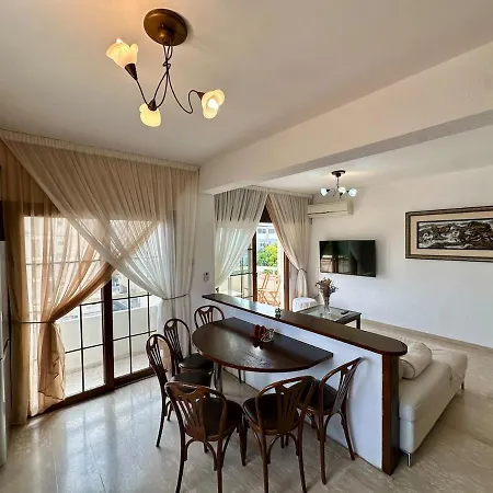 3 Bedroom Flat Central, Beach, Walking Streets * Limasol