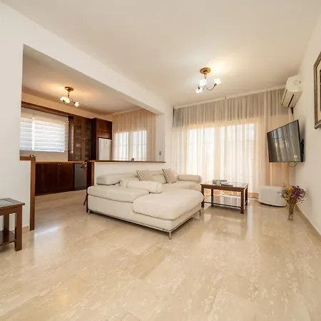 3 Bedroom Flat Central, Beach, Walking Streets Apartment *