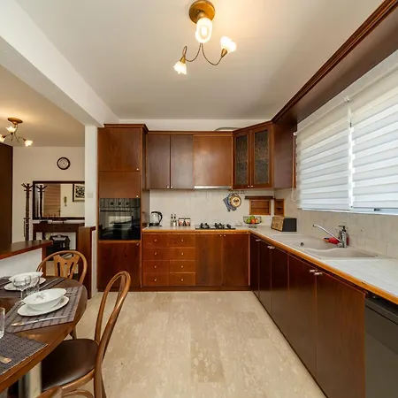 3 Bedroom Flat Central, Beach, Walking Streets * Limassol