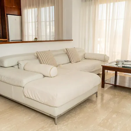 3 Bedroom Flat Central, Beach, Walking Streets * Limassol