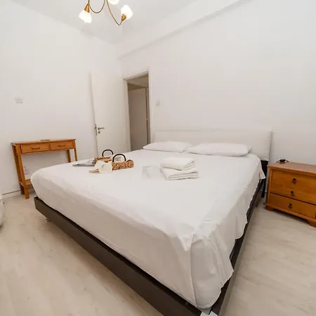 3 Bedroom Flat Central, Beach, Walking Streets アパート リマソール