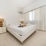 3 Bedroom Flat Central, Beach, Walking Streets Limassol