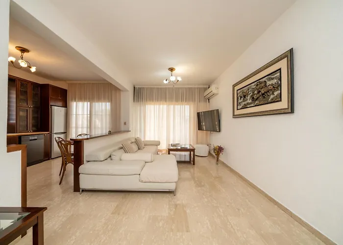 3 Bedroom Flat Central, Beach, Walking Streets アパート リマソール