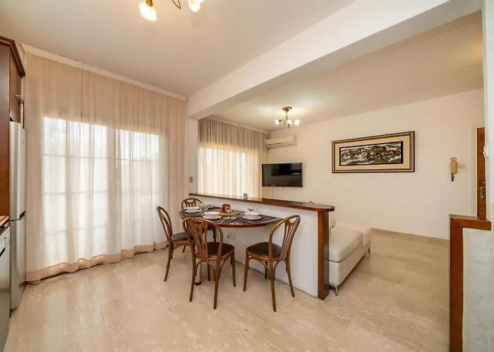 3 Bedroom Flat Central, Beach, Walking Streets * リマソール