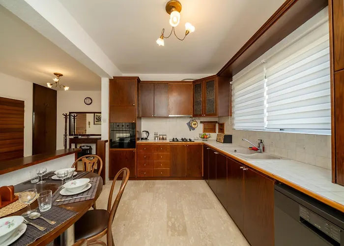 3 Bedroom Flat Central, Beach, Walking Streets * リマソール