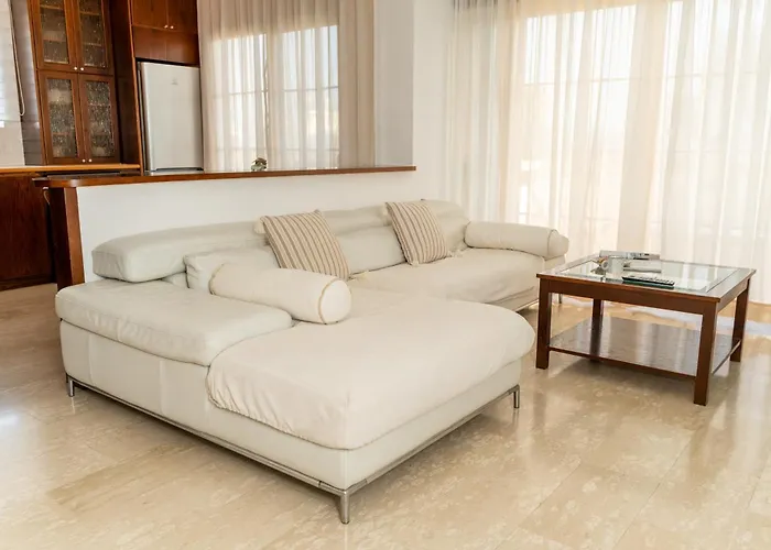 3 Bedroom Flat Central, Beach, Walking Streets * リマソール