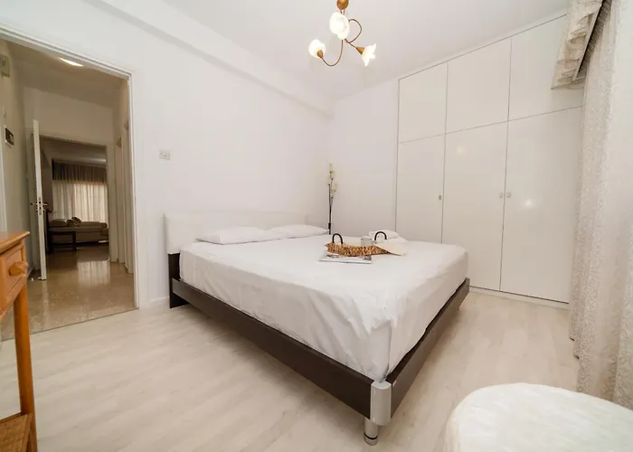 3 Bedroom Flat Central, Beach, Walking Streets アパート リマソール