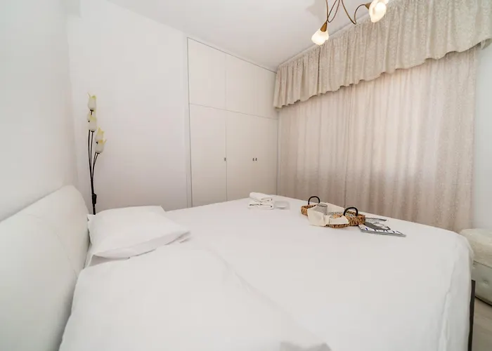 3 Bedroom Flat Central, Beach, Walking Streets アパート リマソール