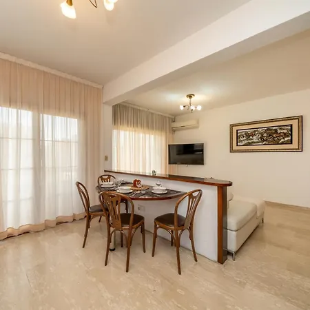 3 Bedroom Flat Central, Beach, Walking Streets * Lemesos
