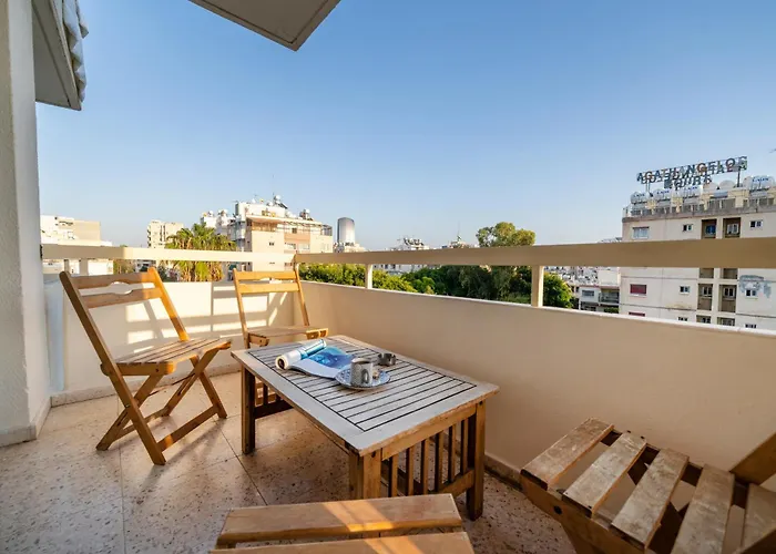 3 Bedroom Flat Central, Beach, Walking Streets * Limasol